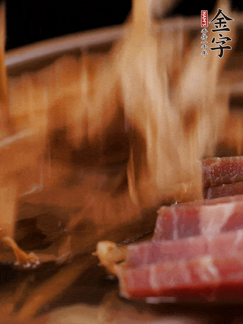 大筒骨、金字火腿、姜片、黃酒一起放入砂鍋，加筍干燉煮40分鐘。（如果家里有高壓鍋，用高壓鍋把高湯壓出來更鮮濃。）