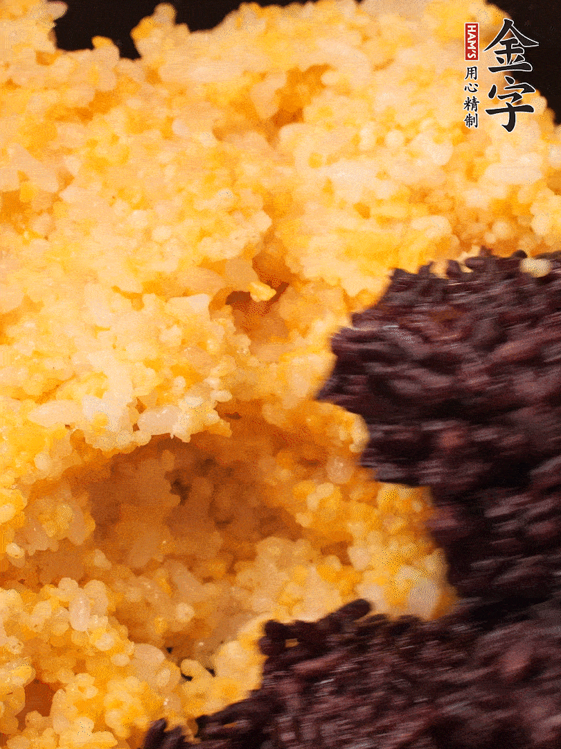 混合小米、紫米煮熟，加豬油攪拌均勻（紫米分開煮在攪拌）