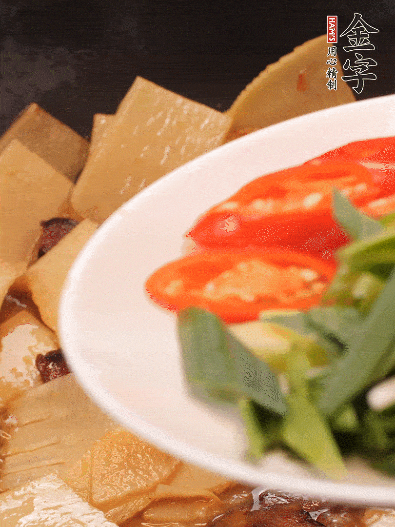 少許料酒增香，下蒜白、青紅辣椒略微翻炒