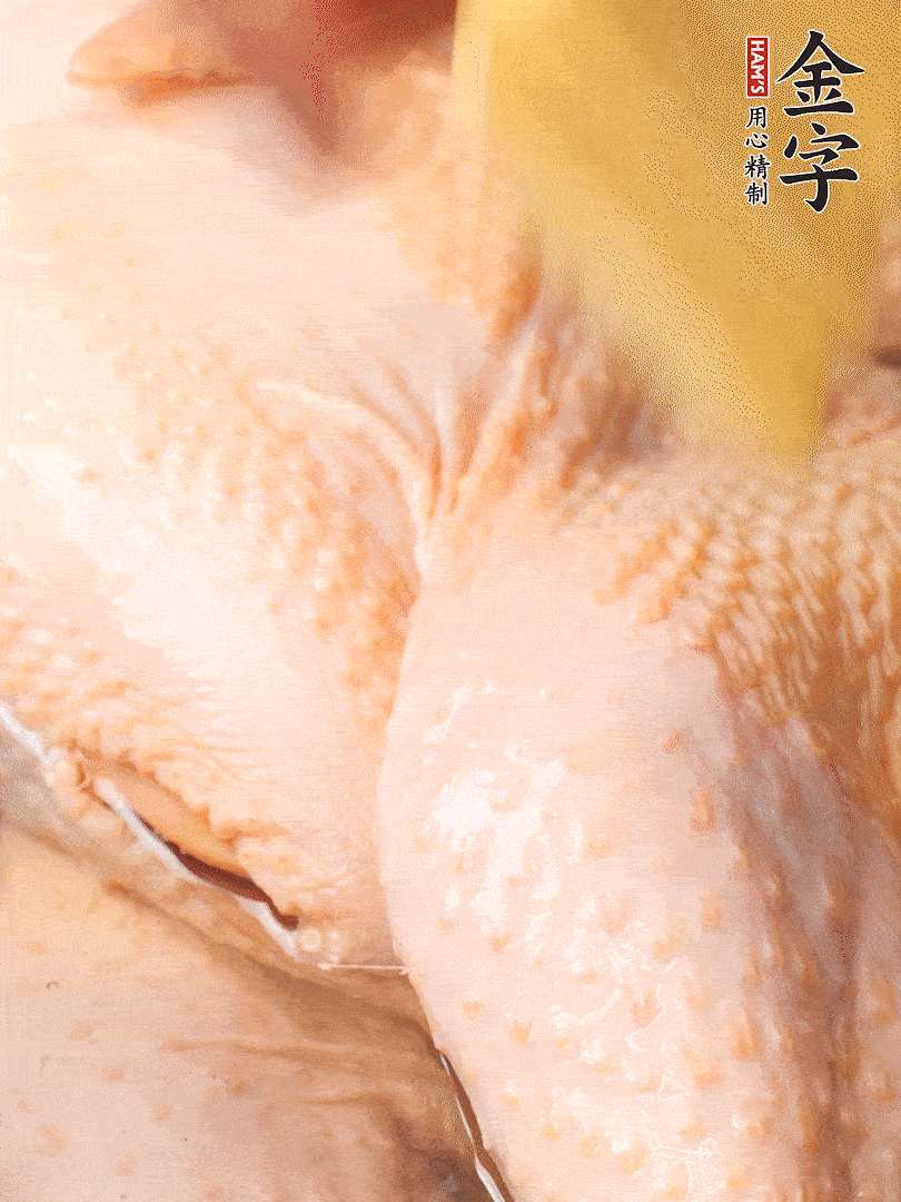 老母雞去頭去尾，斬去雞爪。冷水入鍋，加料酒、蔥姜焯水，煮出浮沫后撈出，用清水洗凈