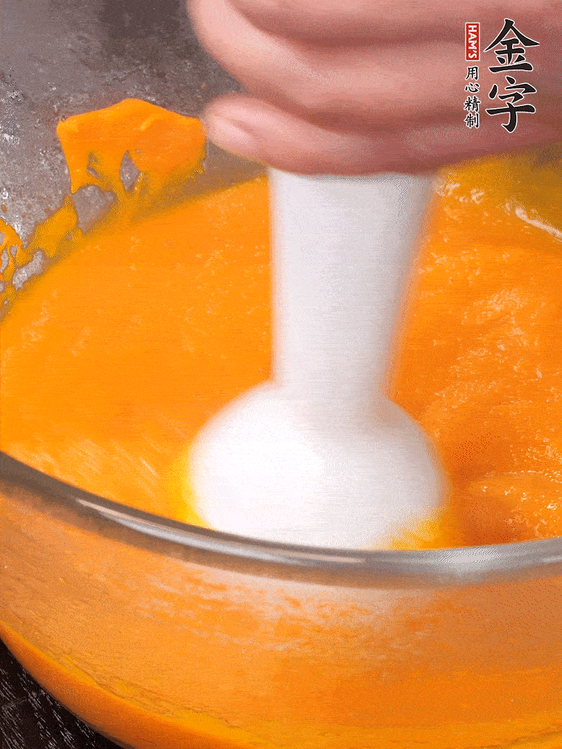 300g南瓜，去皮去瓤切滾刀塊，大火蒸8分鐘，料理機(jī)打成泥，篩網(wǎng)過篩成泥