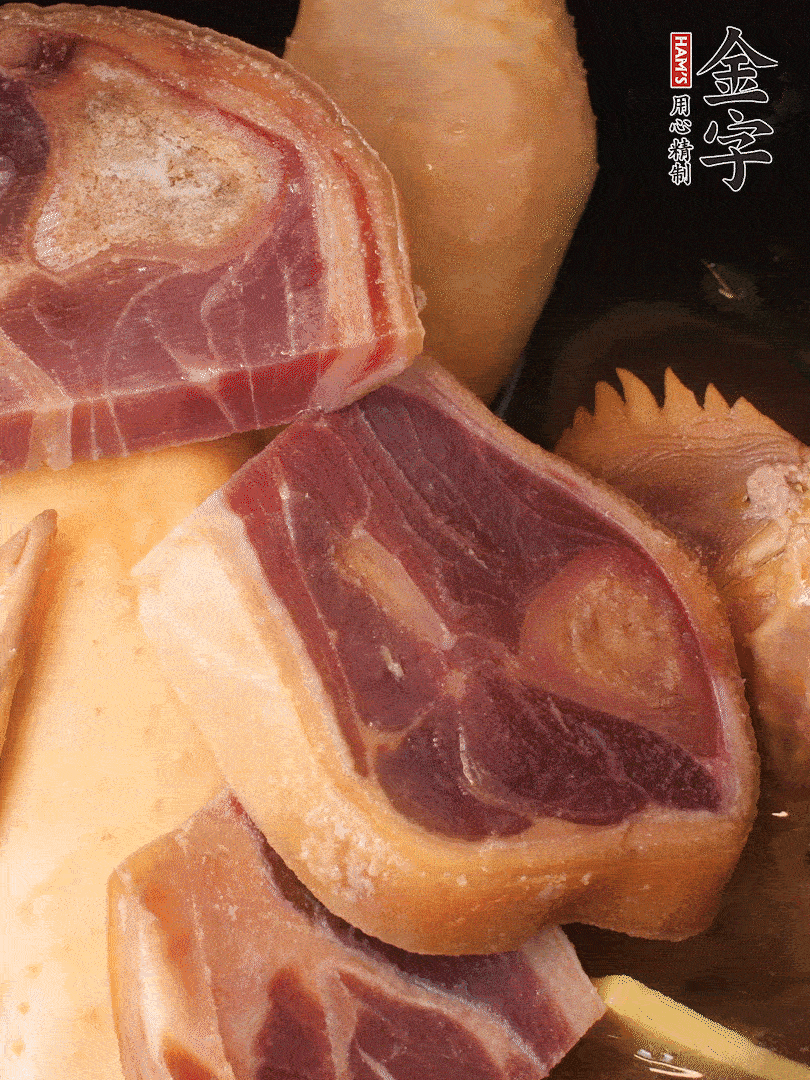 火踵、老母雞加蔥、姜、料酒、清水，大火燒開后轉(zhuǎn)小火，燉1小時(shí)