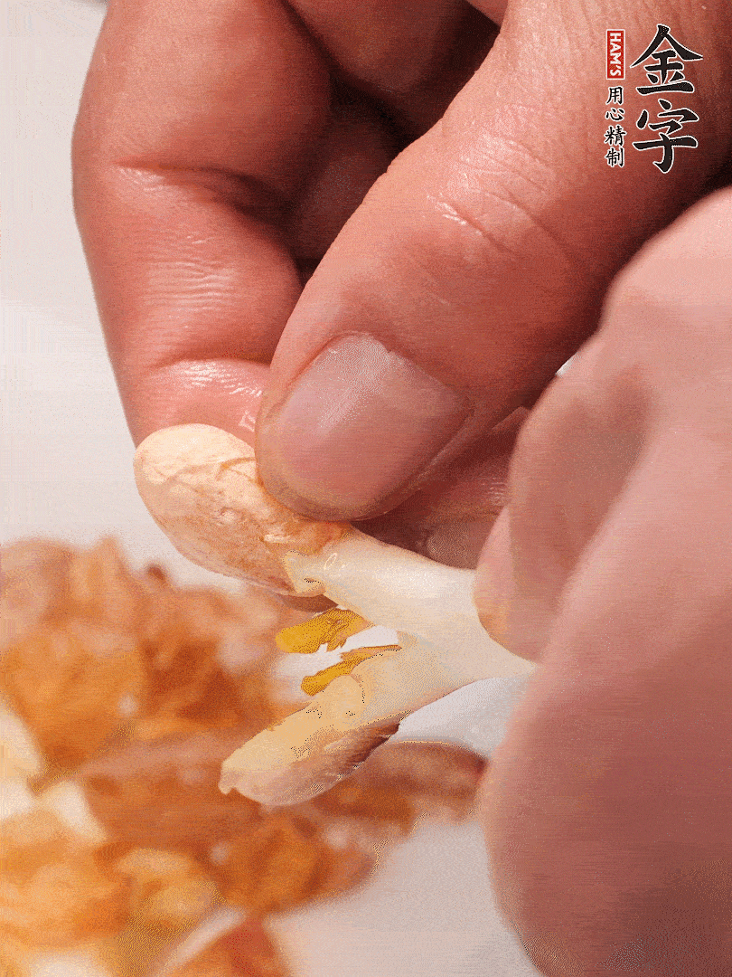 花生芽切段。開水焯水1分鐘，去掉頂部的花生皮