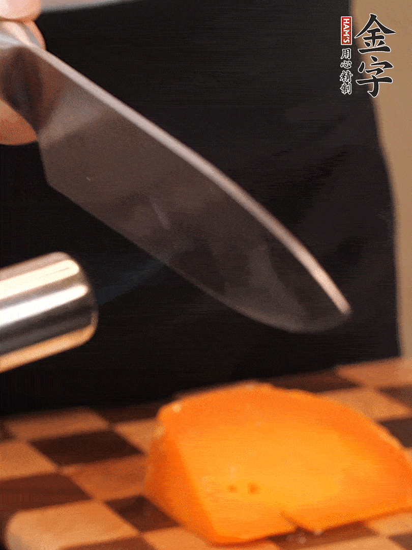 間隔擺上哈密瓜、奶酪、迷迭香、核桃仁