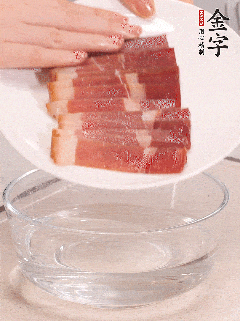 鴨腿冷水下鍋，加姜片、料酒焯水