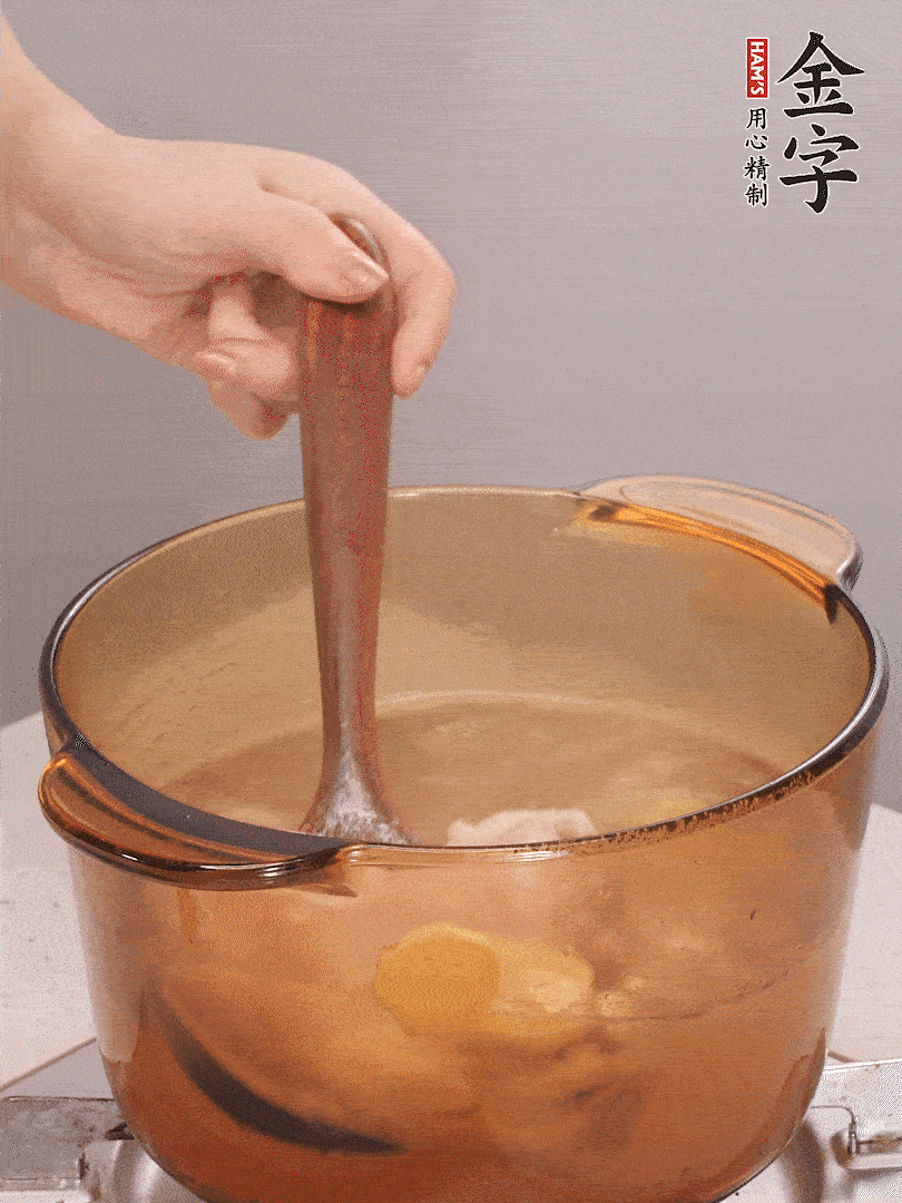 鴨肉、白果、火腿、生姜一起放入砂鍋，清水沒過食材，大火燉煮1小時