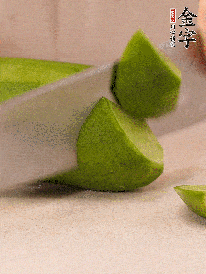 青、紅蘿卜洗凈，去皮切大塊