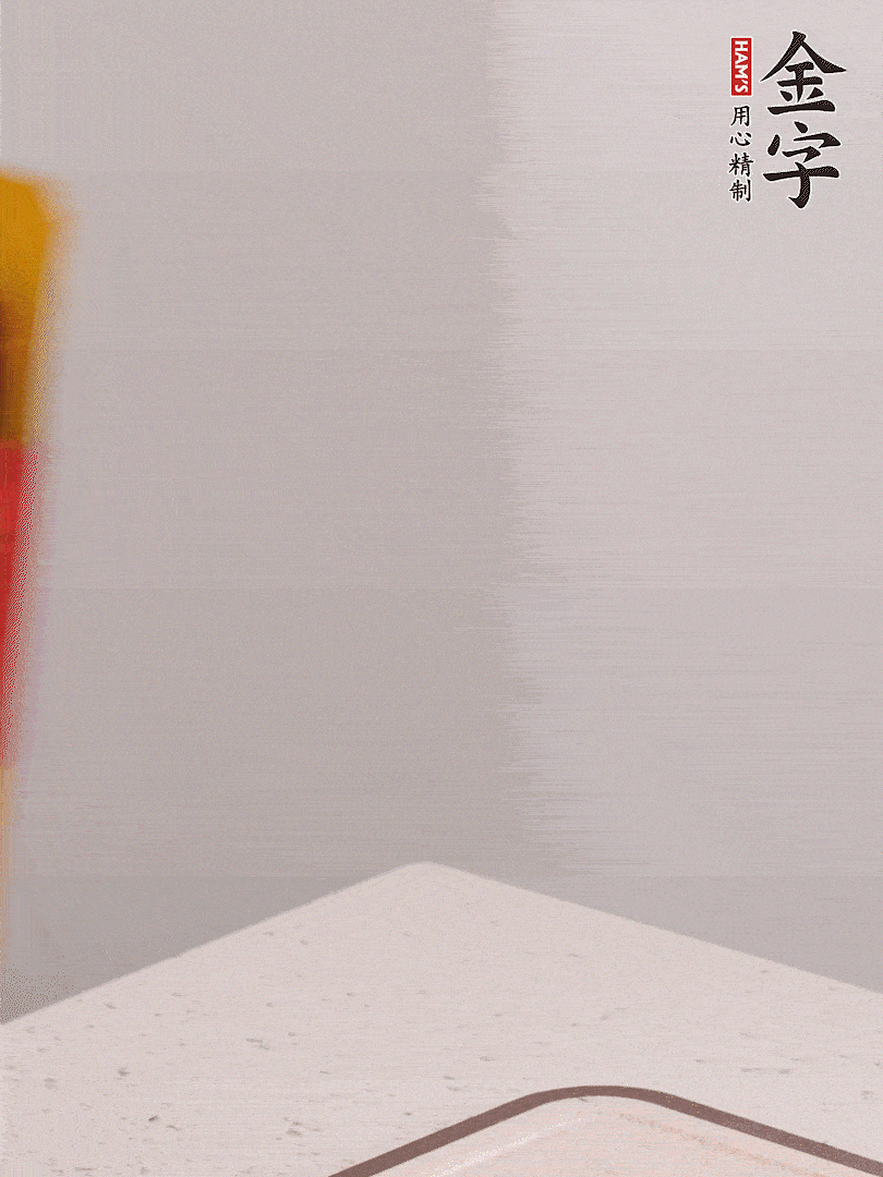 金字火腿切片，溫水浸泡5分鐘，將牛腩放鍋中，倒入比食材多2倍的清水，加姜焯水