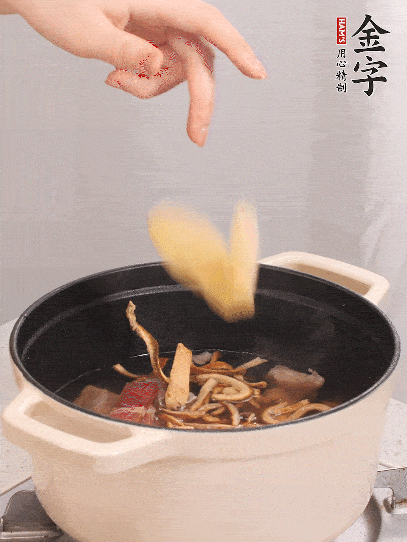 加入青、紅蘿卜再煲20小時(shí)。