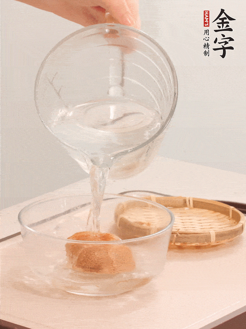 猴頭菇至少泡發(fā)半小時，將浸泡后的黃水?dāng)D干；