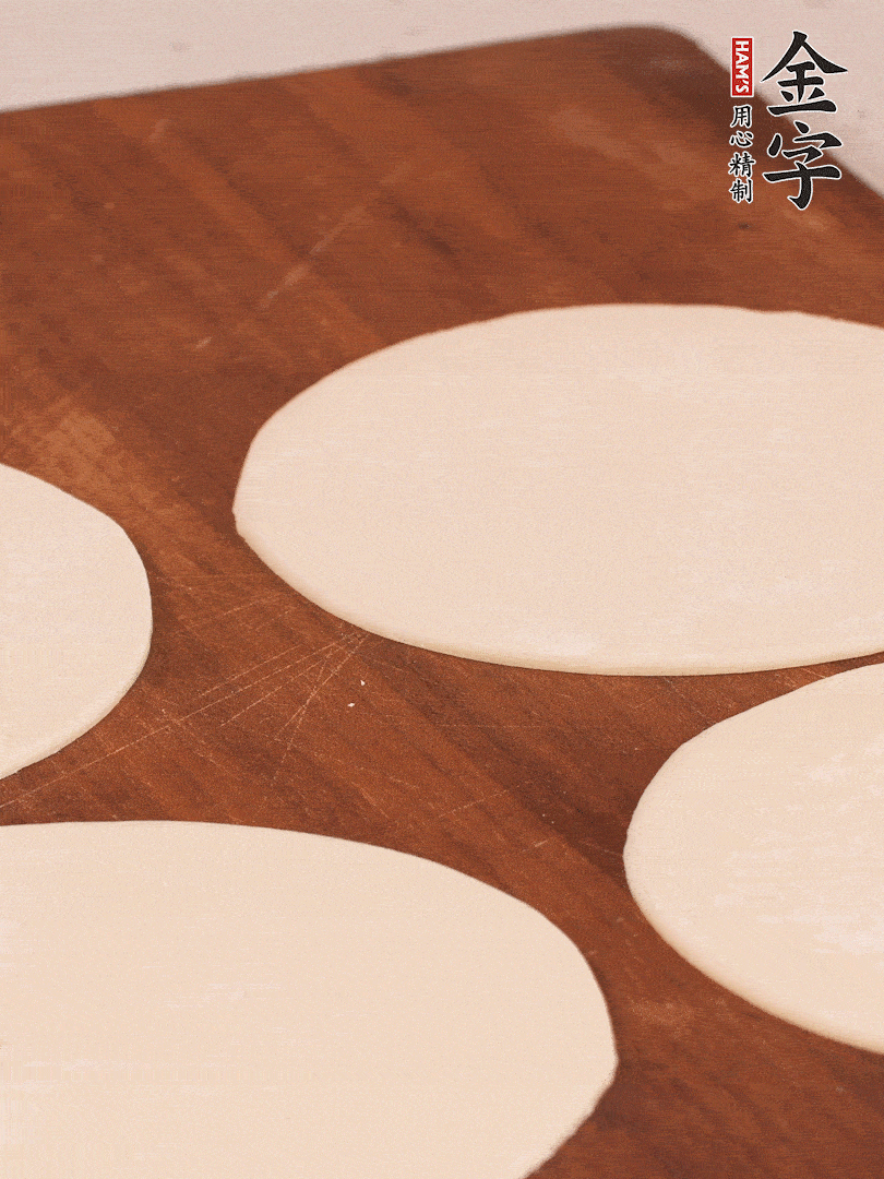 餃子皮均勻抹油，10張疊在一起，搟面杖搟開