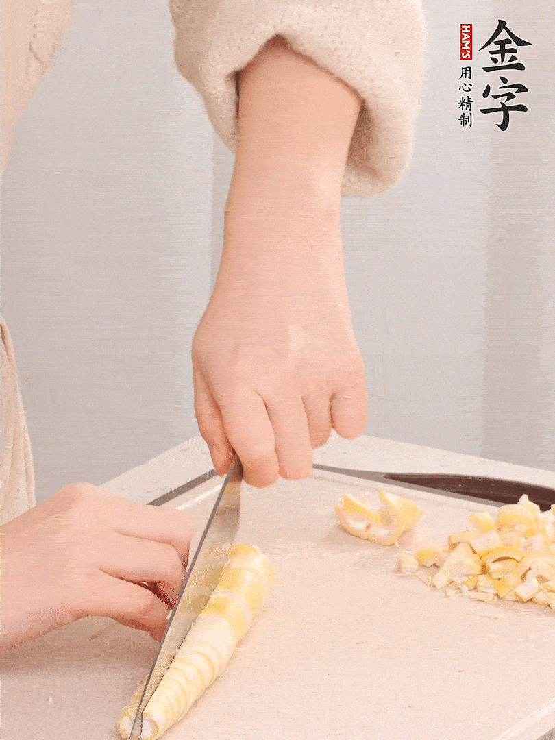 春筍去皮切小塊，焯水2分鐘左右