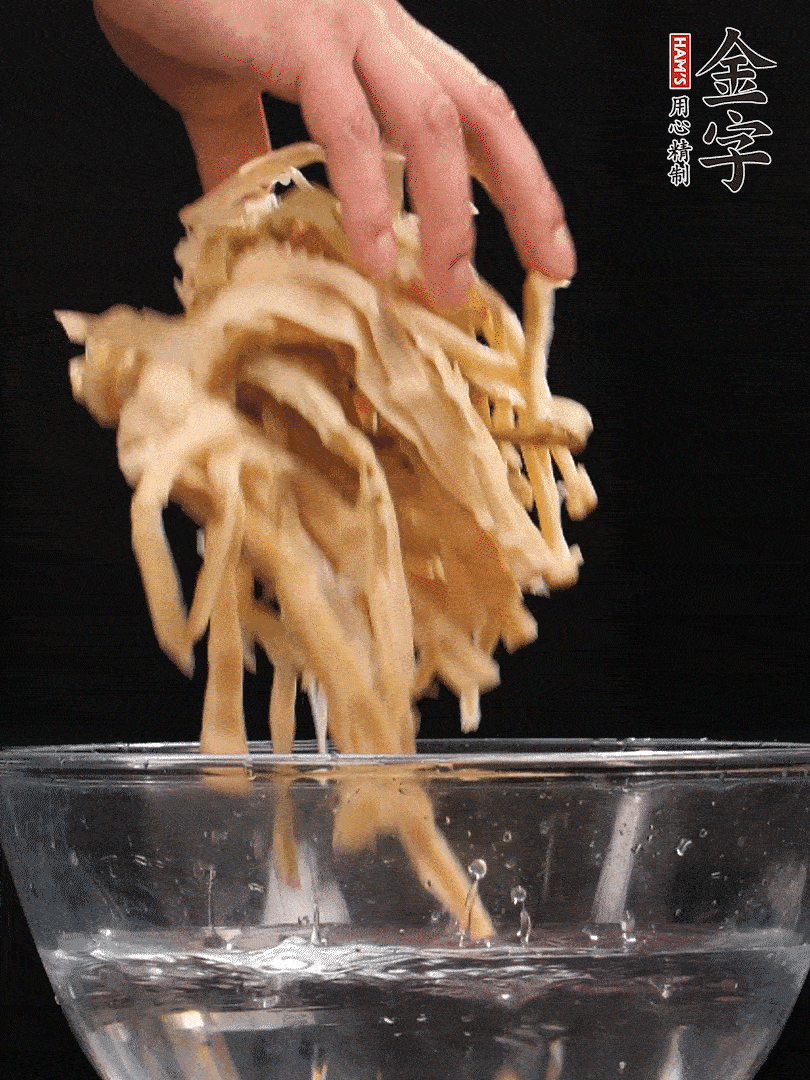 天目山筍干1把，清洗表面鹽分，用手撕成長(zhǎng)條