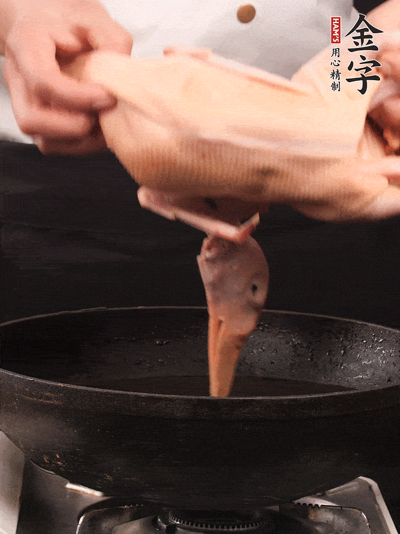 處理干凈的老鴨1只，黃酒小半碗，姜幾片，一起放入冷水，煮沸焯水3分鐘，去除血沫