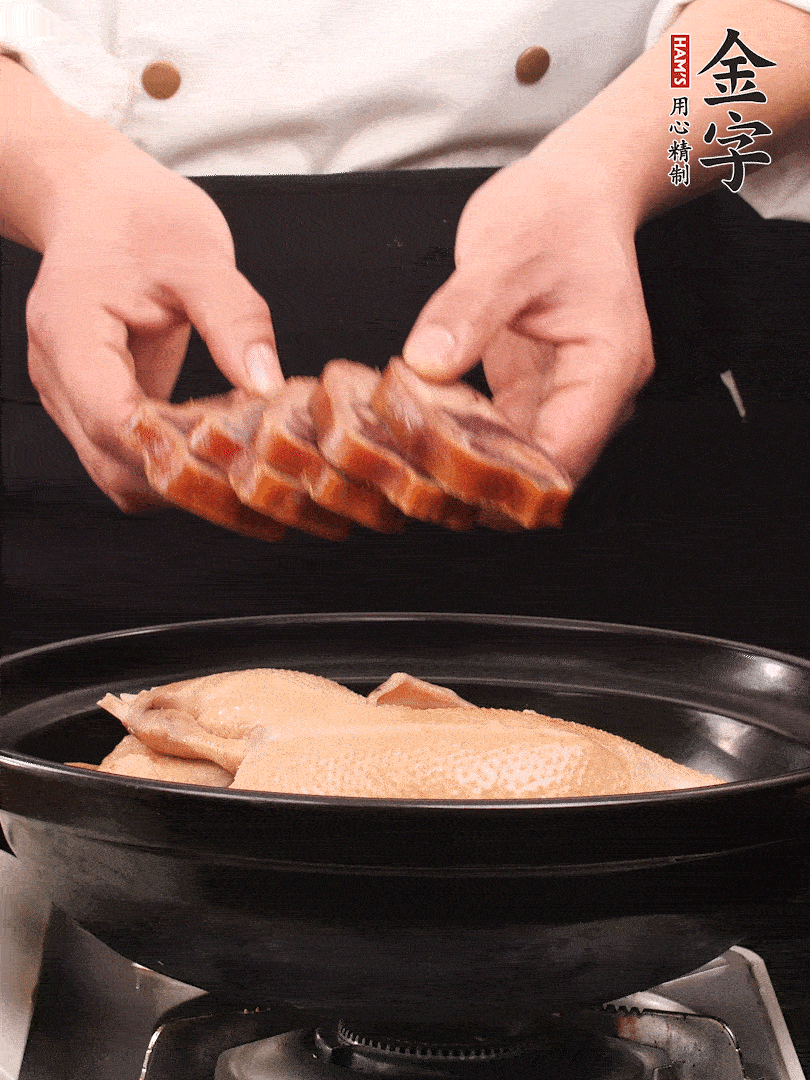 老鴨、金字火腿蹄片、筍干、姜片、蔥結(jié)，清水沒(méi)過(guò)鴨身2cm，加黃酒小半碗