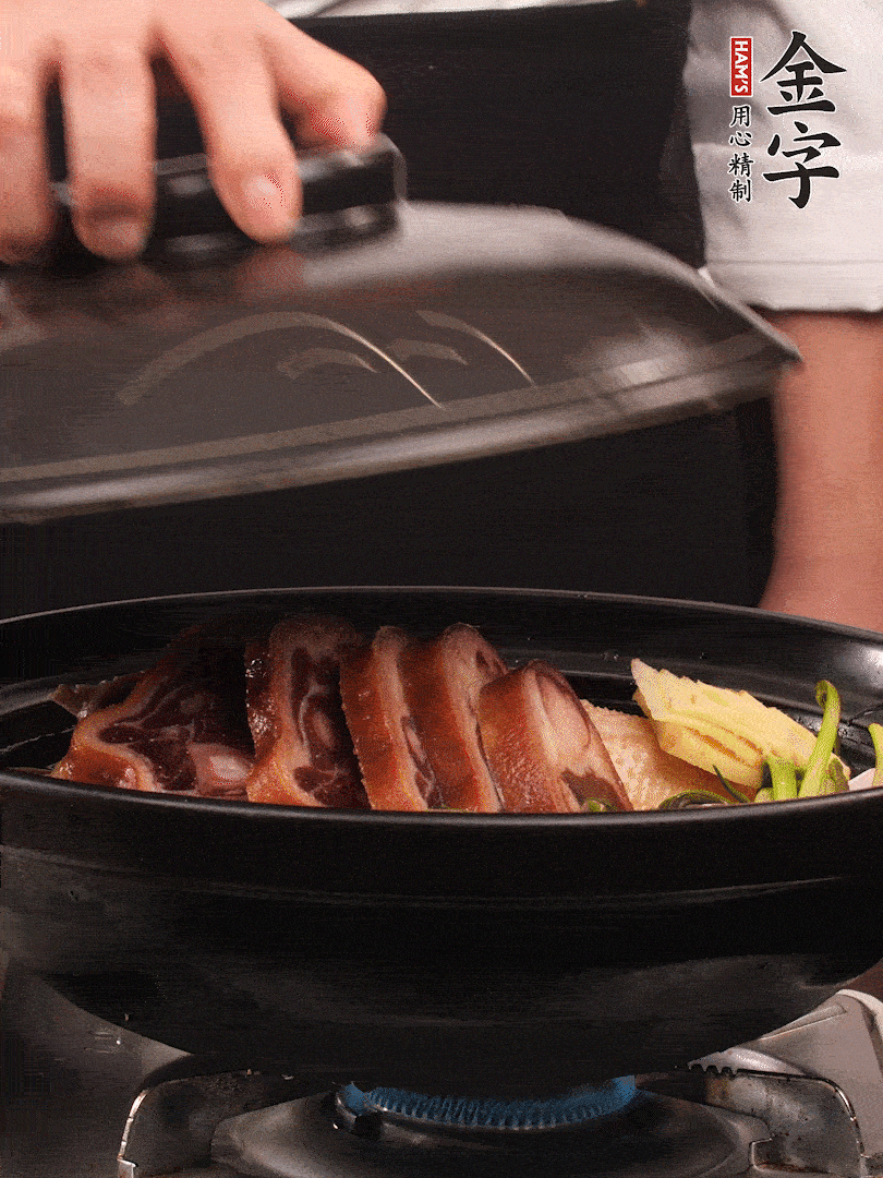 砂鍋蓋蓋子密封，大火燒開(kāi)后轉(zhuǎn)小火，燜煮2小時(shí)