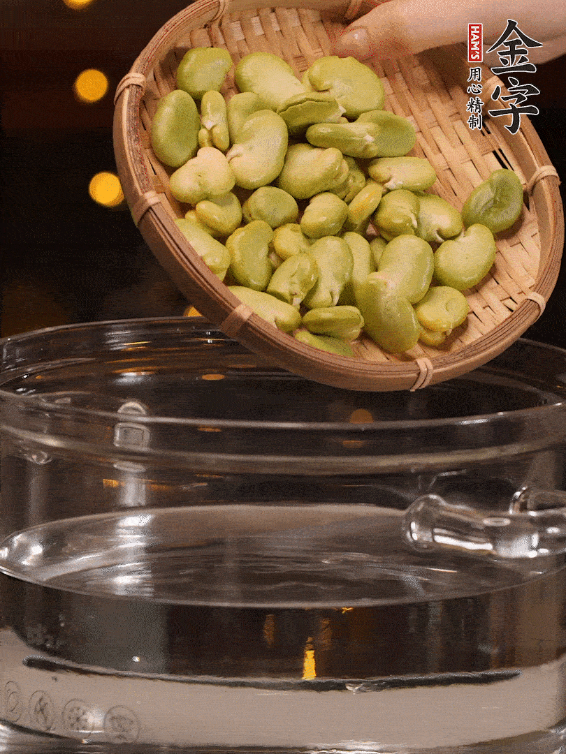 蠶豆剝殼，一起放入鍋中開水焯2分鐘去澀