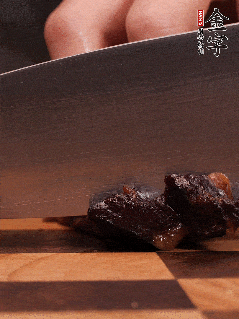 金字醬油肉整塊放入鍋中煮至7成熟，切成小塊