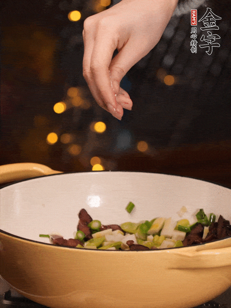 可以加點點水，再加菜苔，加點鹽、味精調(diào)味