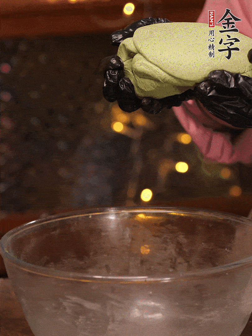 清明粿粉，分次加艾草泥，加點(diǎn)油揉2分鐘，揉到面團(tuán)光滑，醒發(fā)一下