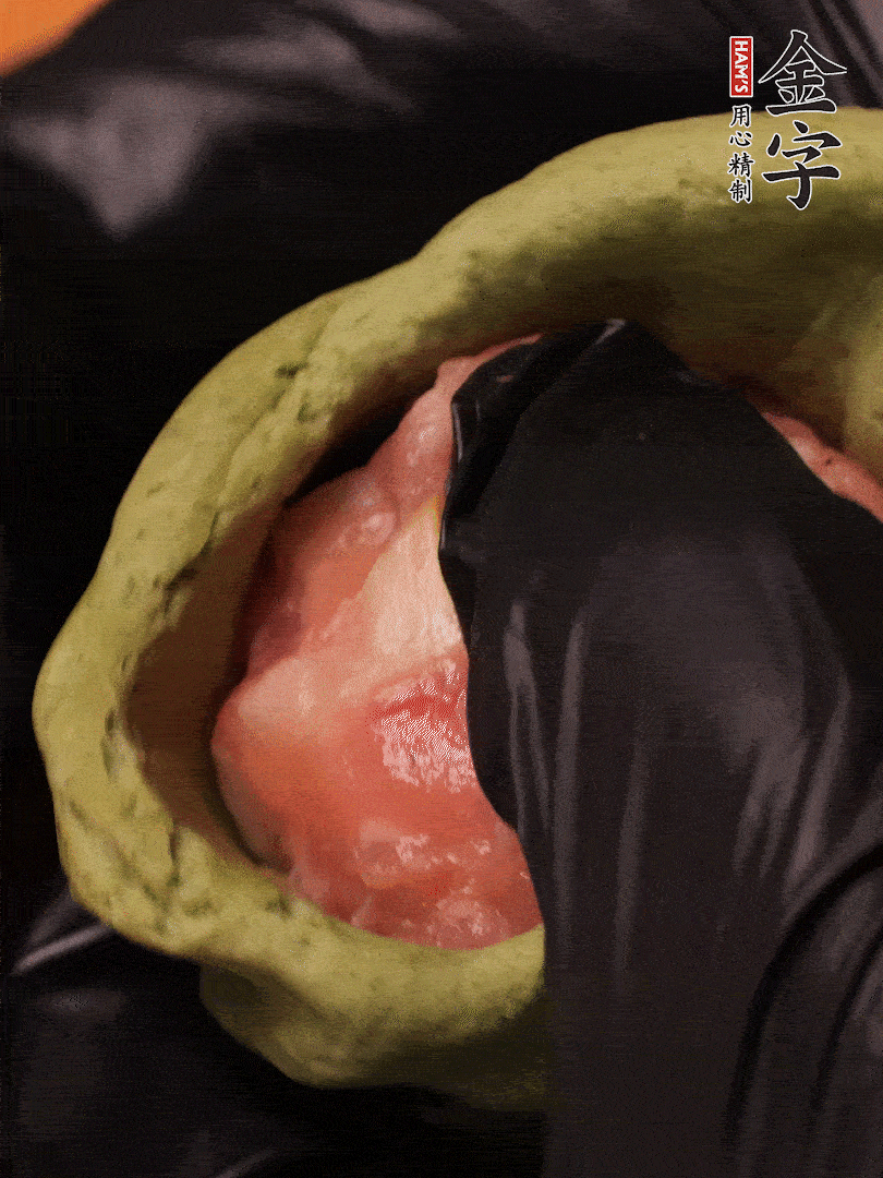 切成小劑子，中間壓個(gè)坑，做成碗狀，虎口慢慢收口