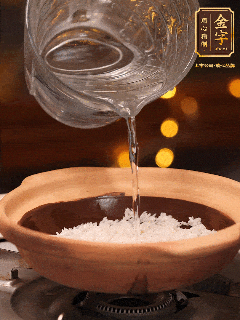 選一個中意的砂鍋加入1勺花生油并刷勻，倒入泡好的絲苗米、開大火煮至沸騰冒大泡后，轉(zhuǎn)中火蓋蓋燜煮5分鐘