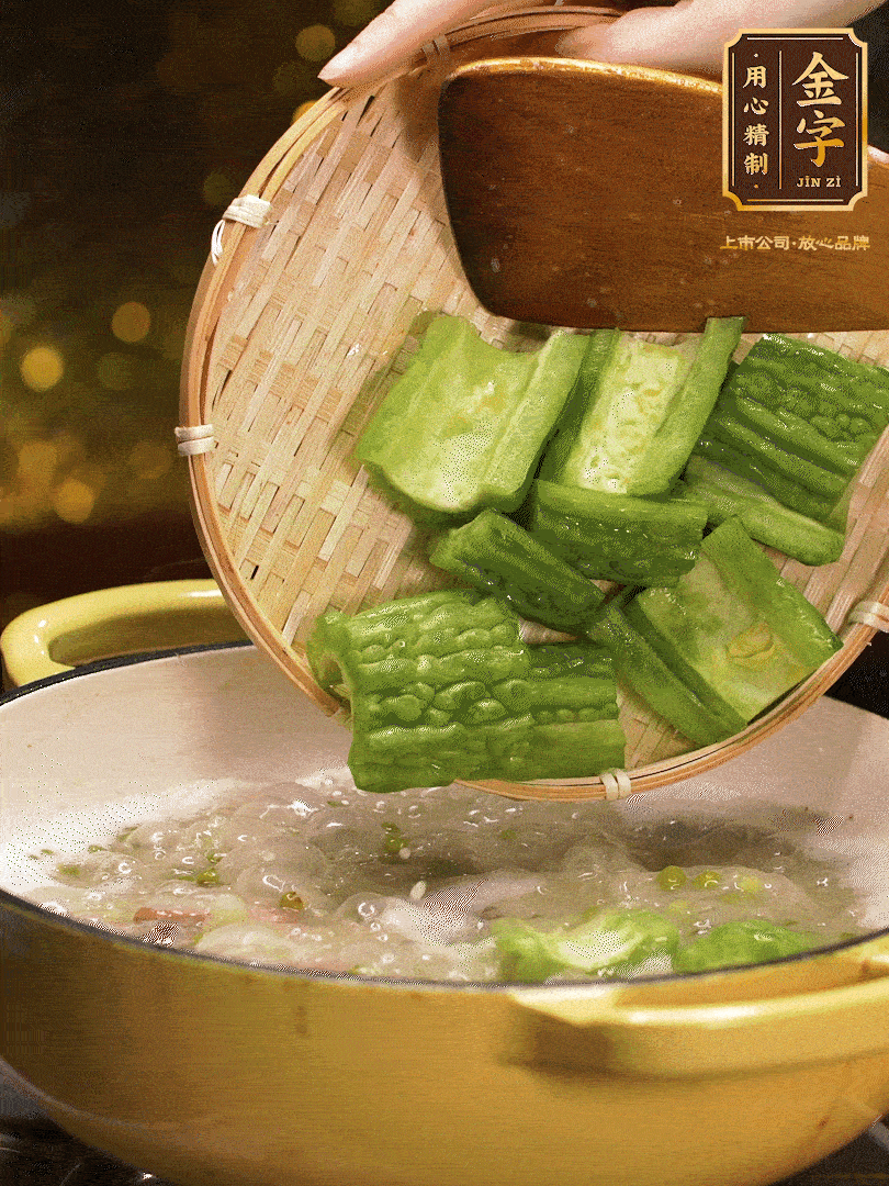 最后在放苦瓜燒開，放一點點調(diào)味糖，燉煮20分鐘