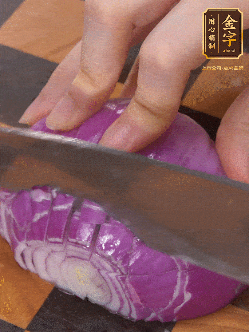 洋蔥切碎、土豆切丁