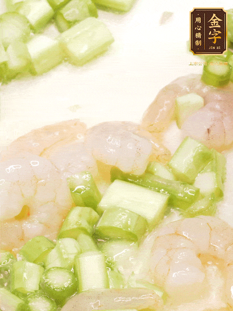 熱油煎香蝦仁，下香腸、蘆筍翻炒，盛出備用。