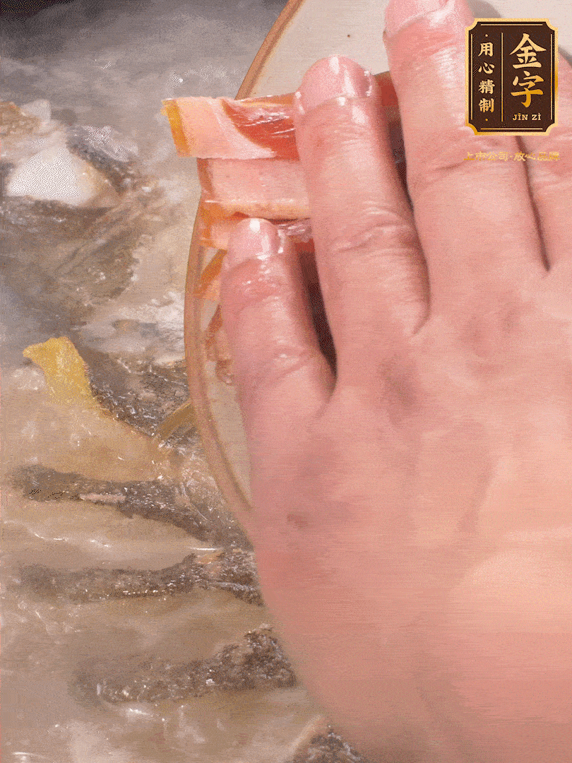 將煎好的魚，倒入三大碗開水。大火煮開后放入1個蔥結(jié)、2片姜片和1勺料酒和火腿片