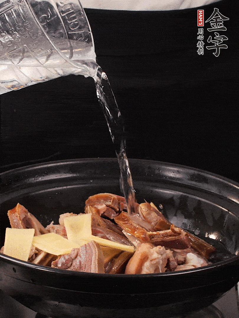 火腿、豬腳放到大砂鍋里，黃酒提鮮，蔥姜去腥，加2kg純凈水沒過食材。水一定要放足，中途最好不能加水