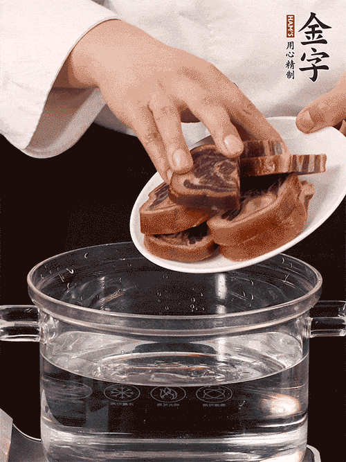 準(zhǔn)備食材。做金銀蹄有2個(gè)關(guān)鍵點(diǎn)：食材上火腿當(dāng)然得選足年發(fā)酵的金字火腿，新鮮豬爪最好選前腳、大小適宜的。