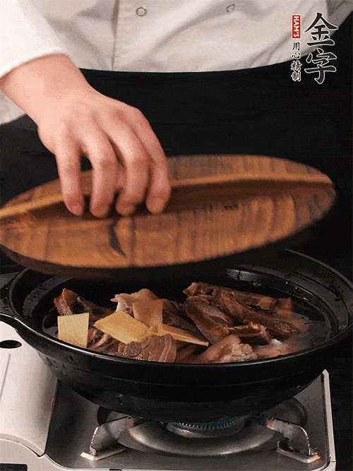 大火煮到沸騰后，轉(zhuǎn)中小火慢燉1個(gè)半小時(shí)。