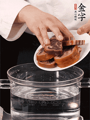 一包200g的金字火腿蹄片恰好搭配一個(gè)新鮮豬爪（豬腳）。都先加蔥姜、料酒焯水一遍，把血水清除后燉出來才能更清澈不油膩。