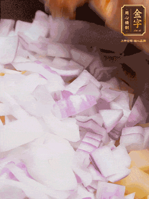 倒入洗干凈的大米、土豆丁、洋蔥碎、排骨、金字火腿xo醬、水