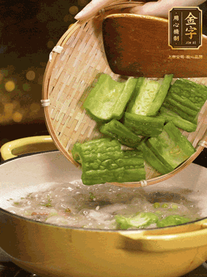 倒入熱水，和泡開的綠豆（連水）和火腿片，大火燒開燉一個小時