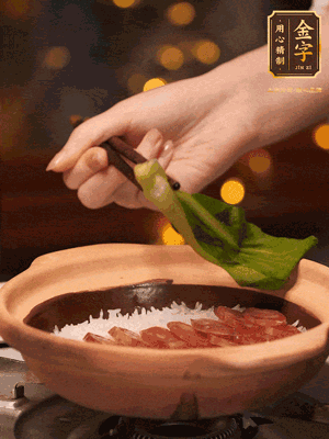 開蓋，碼上香腸和焯好水的青菜