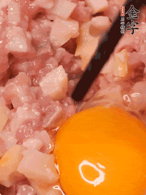 豬肉末、咸肉丁，分次加蔥姜水，一勺糖、一丟白胡椒，春筍丁，打入一個(gè)雞蛋