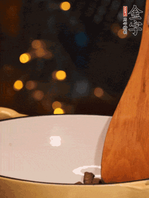 鍋中放入油，倒入醬油肉煸出油脂香味