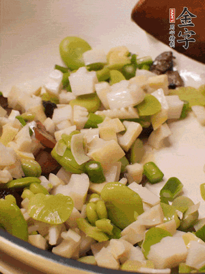 倒入蠶豆、春筍翻炒