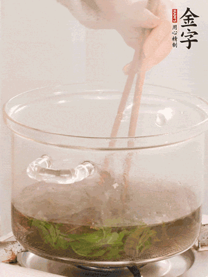 香椿焯水，變色后撈出，切成小段