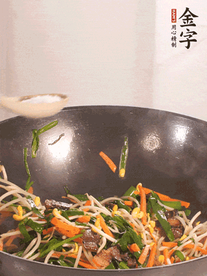 炒合菜：金字醬油肉、綠豆芽、韭菜