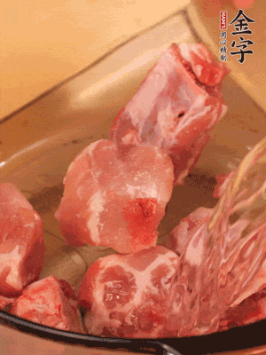 排骨冷水下鍋，加料酒、姜片，煮開綽水