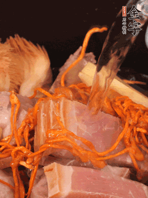 將所有食材一起倒進(jìn)鍋中，加水沒過食材，燉煮30分鐘即可