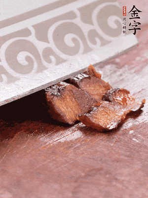 金字醬油肉水煮15分鐘，切薄片