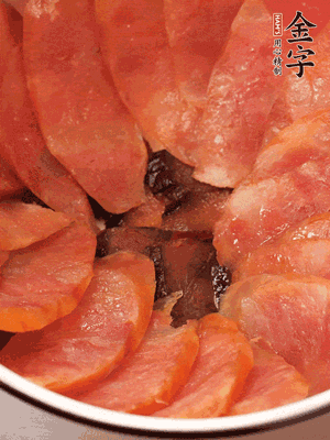 深碗涂抹豬油，頂端鋪枸杞，間隔鋪上香腸、醬油肉片