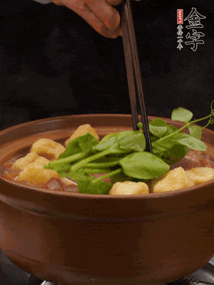 加筒骨煲的經(jīng)典配菜：金字土香腸、油豆腐、千張蓋上蓋子燜一會(huì)兒，耐心等候10分鐘。