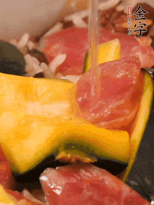 倒入溫開水，水量高出米面一個指節(jié)。