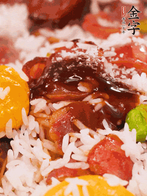 調(diào)醬汁，把蠔油：生抽：老抽：香油按1:2:1:0.5的比例。