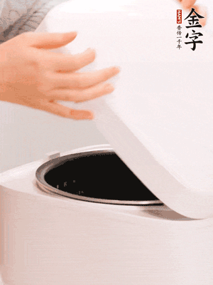 泡發(fā)香菇的水和調(diào)好的醬汁混合在一起，倒入電飯煲中，煮飯。